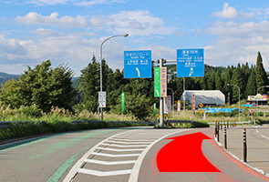 国道156号に向かう