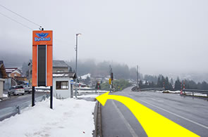 オレンジ色の電光掲示板が見えたら左折