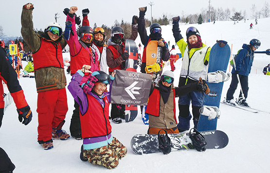 「トリック専門」のスノーボードスクール風景