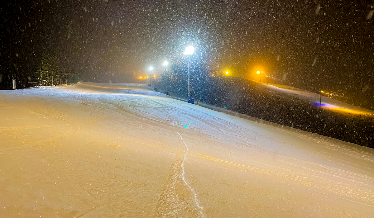 明るいナイターゲレンデの写真