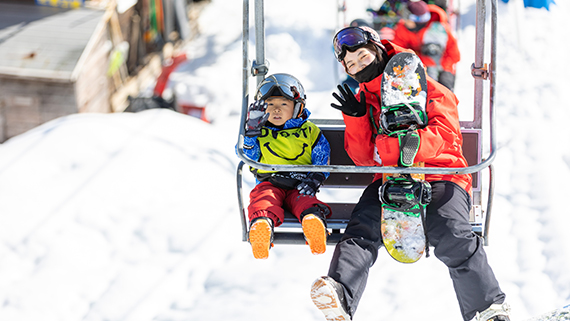 日本スノーボードアカデミー子供とインストラクター